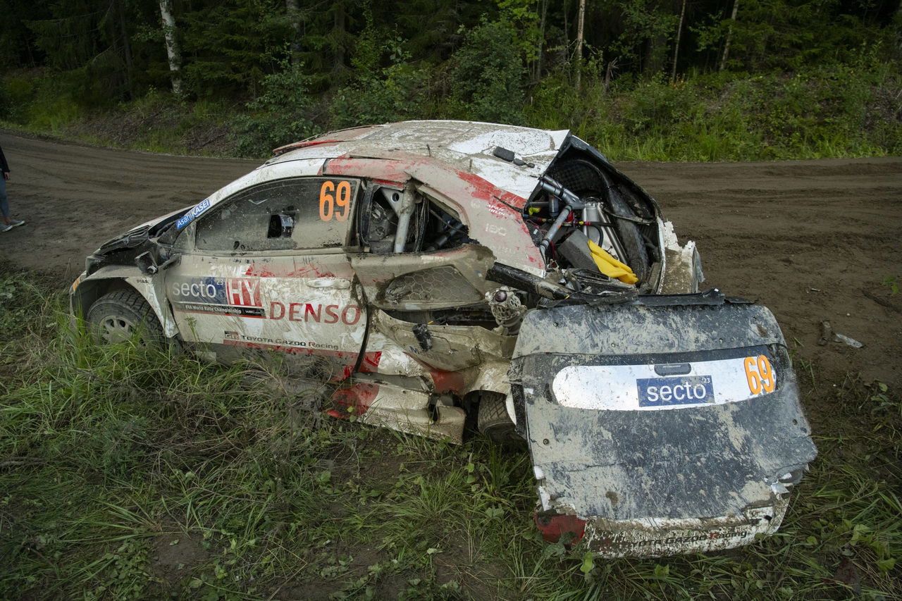 Vehículo de WRC tras accidente en el Rally de Finlandia 2024, muestra daños severos.