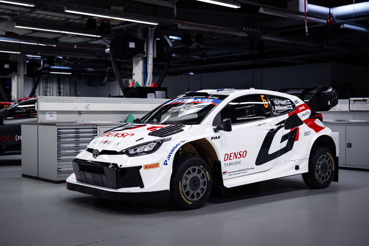 Vista lateral de un Toyota del WRC preparado para el Rally de Finlandia 2024.