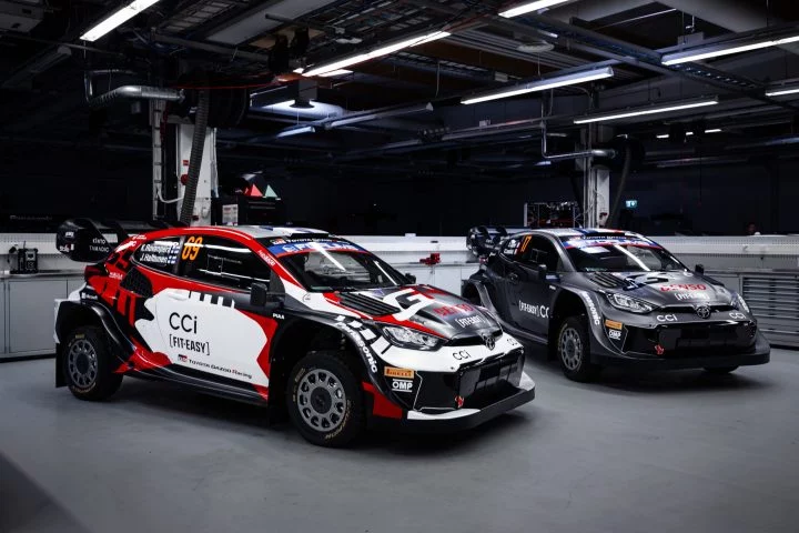 Vista lateral de coches WRC listos para el Rally de Finlandia 2024