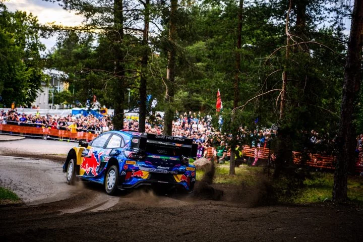 Vehículo de rally derrapando en un tramo boscoso del Rally de Finlandia 2024.