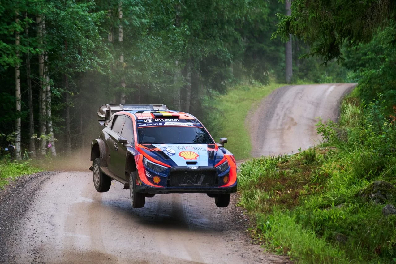 Hyundai i20 compitiendo en el Rally Finlandia 2024, dinámica en curva