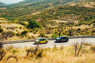 Vista dinámica del Peugeot 208 y 2008 en carretera de verano