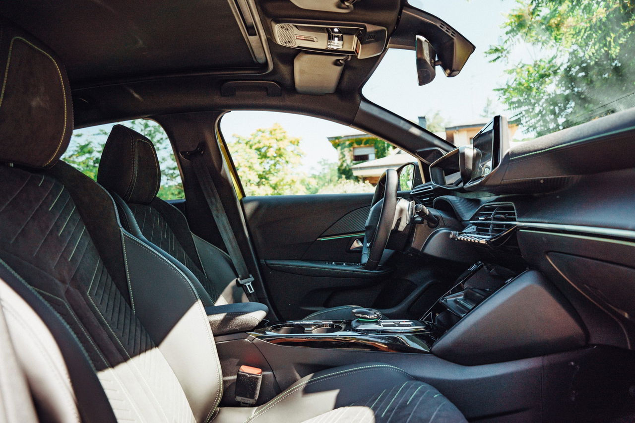 Vista interior lateral del Peugeot resaltando la ergonomía y diseño avanzado