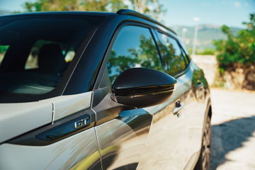 Vista lateral del Peugeot 208, reflejando su diseño dinámico y contemporáneo.