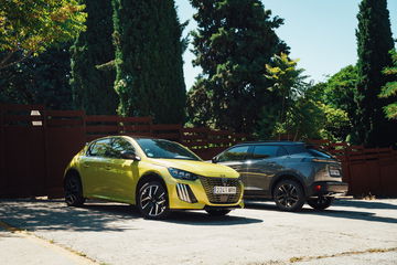 Vista frontal y lateral de dos modelos Peugeot en ambiente veraniego.