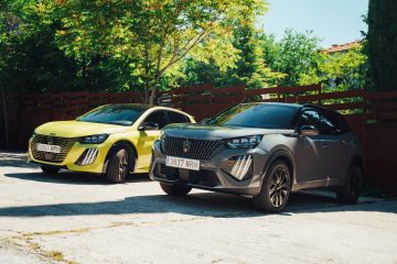 Vista delantera y lateral de dos modelos Peugeot bajo el sol de verano