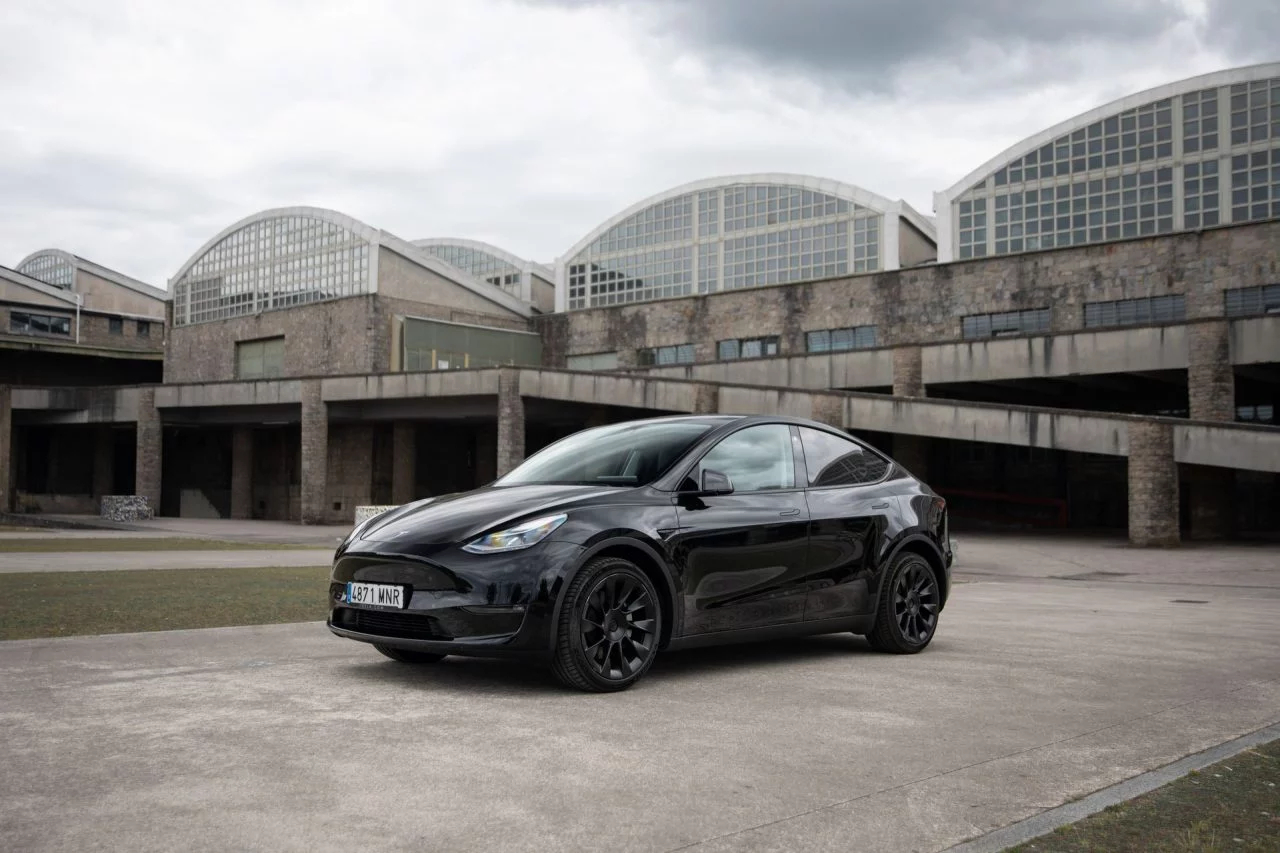 Vista lateral del Tesla Model Y, destacando su diseño aerodinámico.