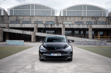 Vista frontal del Tesla Model Y, destacando su diseño limpio y moderno.