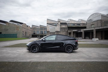 Vista lateral que muestra la línea y diseño del Tesla Model Y.