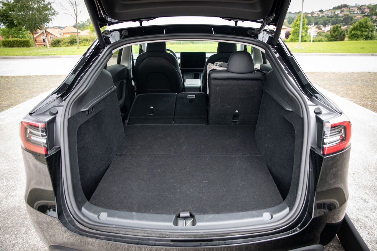 Vista del maletero del Tesla Model Y, destacando su amplio espacio y versatilidad.