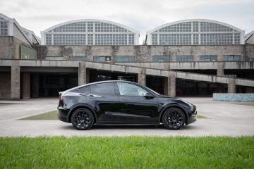 Vista lateral del Tesla Model Y Long Range AWD, diseño aerodinámico