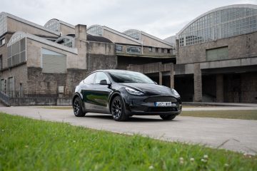 El Tesla Model Y LR AWD en su hábitat urbano, mostrando líneas aerodinámicas.