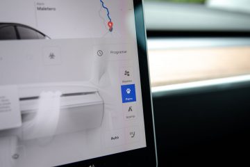 Pantalla táctil del Tesla Model Y mostrando interfaz de usuario.