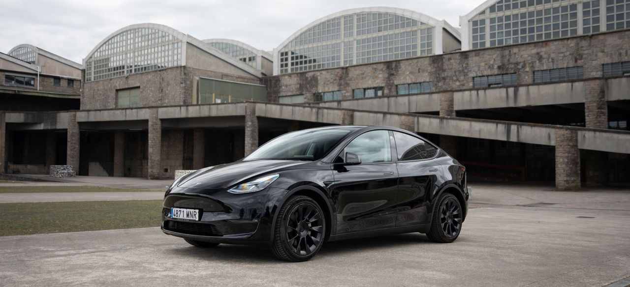 Vista lateral del Tesla Model Y que destaca su diseño limpio y aerodinámico