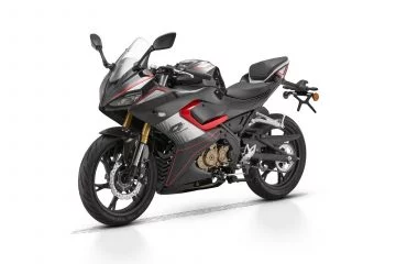 La QJ SRK 125R muestra su perfil deportivo y compacto, ideal para iniciarse en el motociclismo.