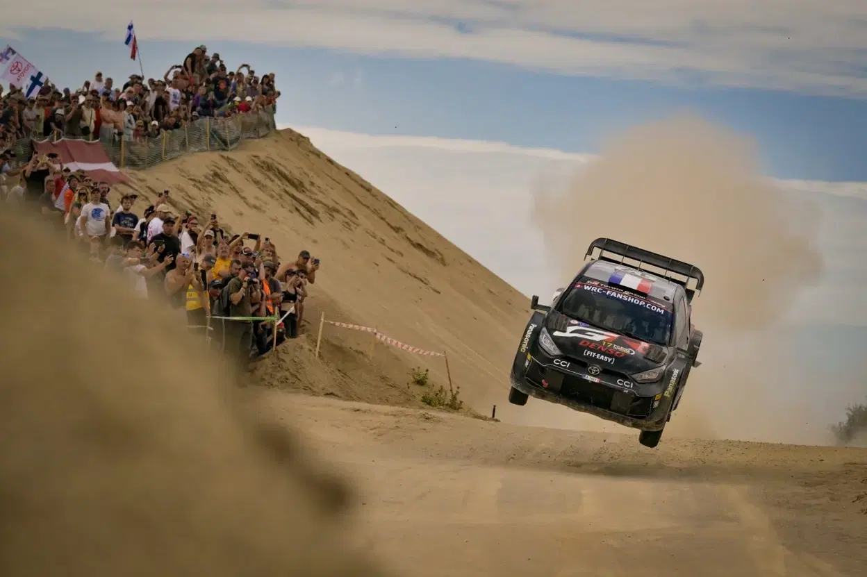 El Toyota Yaris WRC toma el aire en una impresionante maniobra durante el rally de Letonia