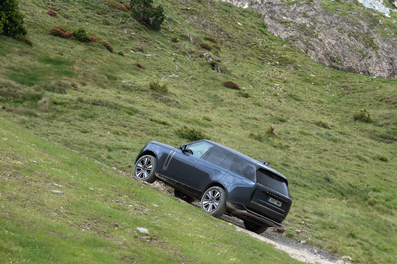 El Range Rover muestra su porte y diseño robusto en terrenos abruptos.