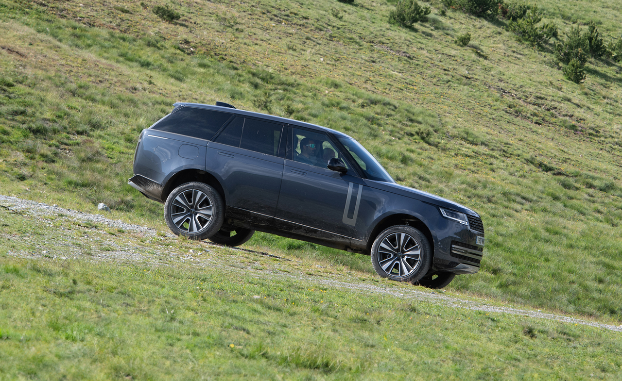 Vista lateral del elegante Range Rover mostrando su porte distinguido y líneas modernas.