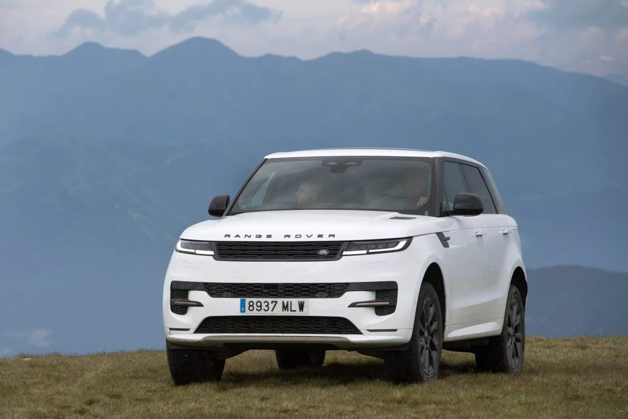 Vista frontal y lateral del Range Rover Sport, imponencia y diseño británico.