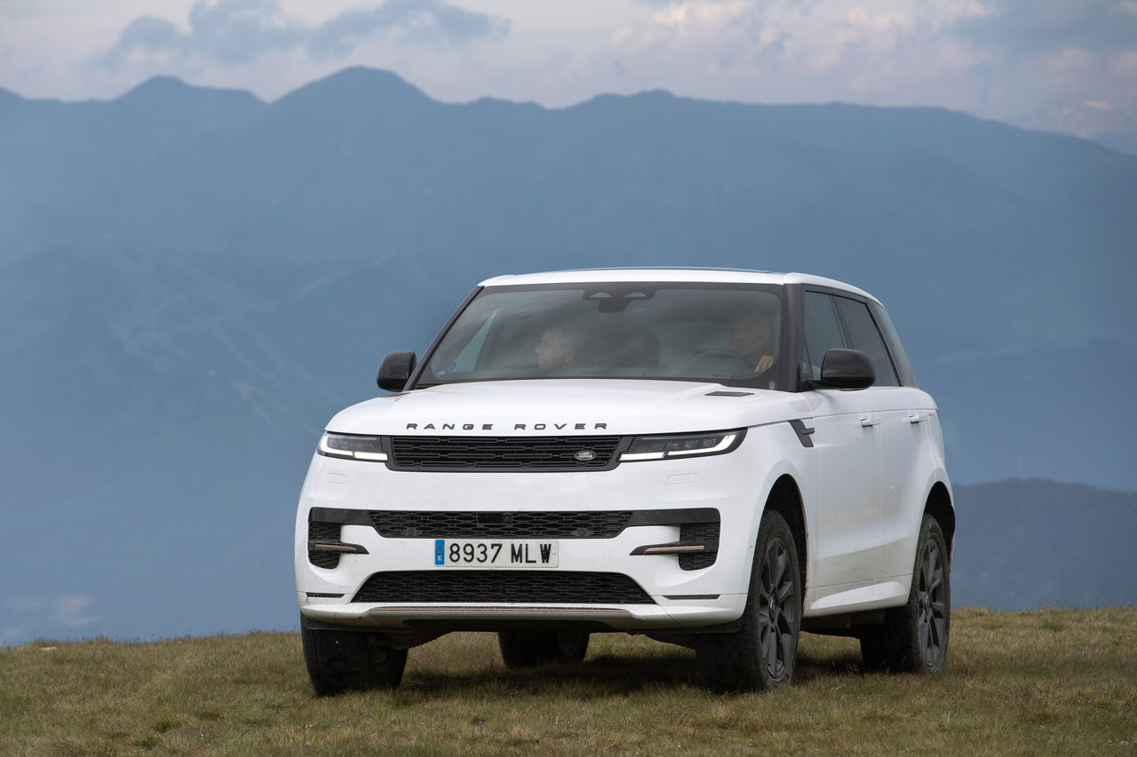 Vista frontal y lateral del Range Rover Sport, imponencia y diseño británico.