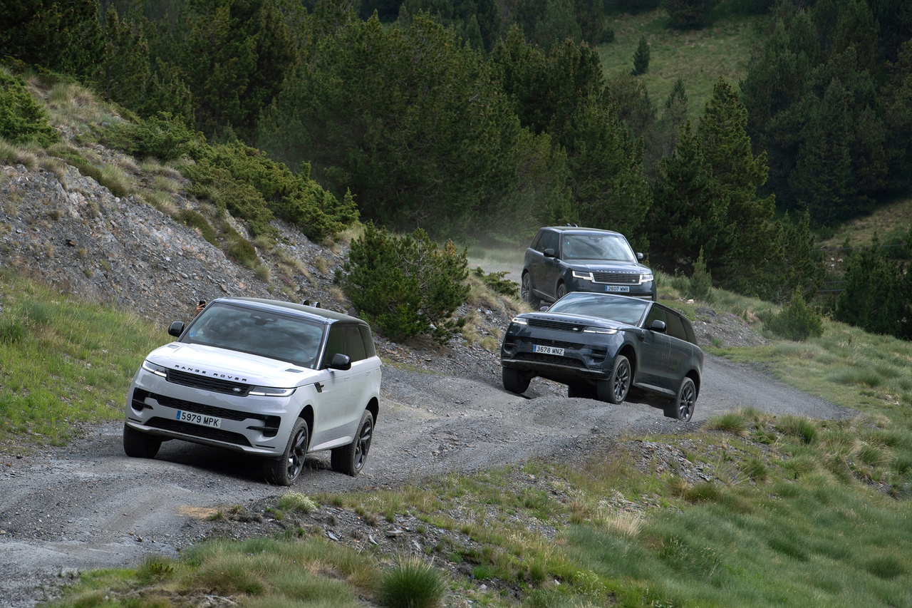 Dos Range Rover Sport mostrando su capacidad todoterreno.