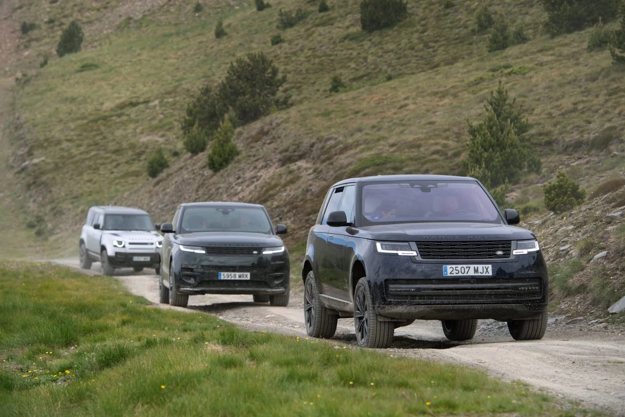 Tres Range Rover Sport mostrando su porte y diseño en carretera abierta.