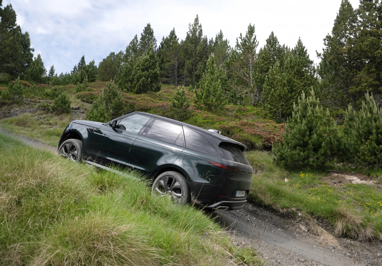 Vista lateral del Range Rover Sport dominando el terreno con elegancia y robustez.