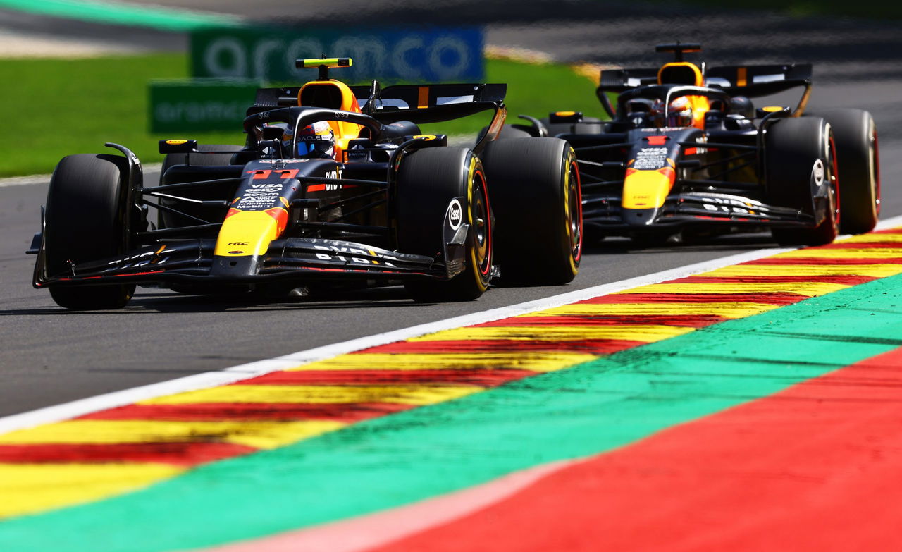 Monoplazas de Red Bull en pista, evidenciando la estabilidad y diseño aerodinámico.