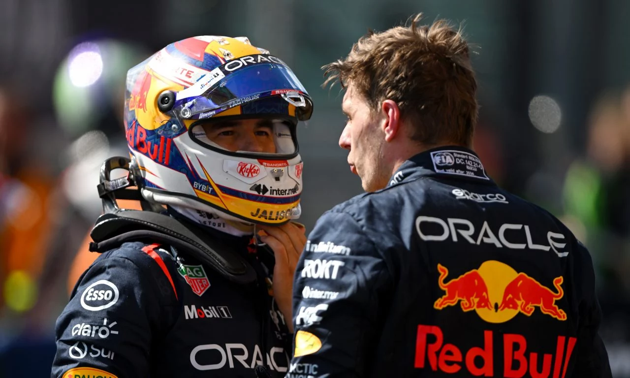 Checo Pérez junto a un compañero de equipo Red Bull Racing en la parrilla de F1