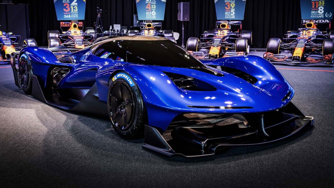 Vista frontal y lateral del Red Bull RB17, impresionante hypercar de 1.200 CV.