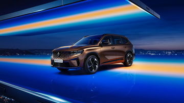 Vista lateral del Renault Grand Koleos 2025 resaltando su diseño dinámico.