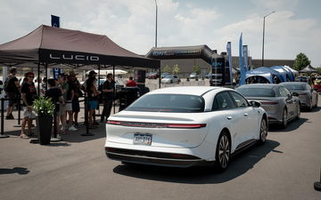 Vista trasera y lateral del competidor del Tesla Model S, mostrando su diseño y líneas aerodinámicas.