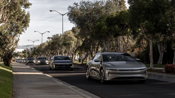 Vista lateral del competidor del Tesla Model S, demostrando su elegante diseño.