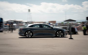 Vista lateral del competidor del Tesla Model S destacando su diseño aerodinámico