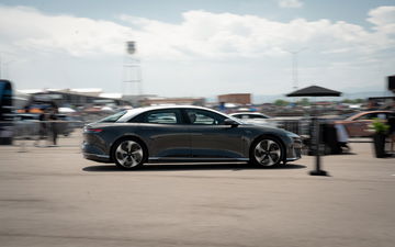 Vista lateral del competidor del Tesla Model S destacando su diseño aerodinámico