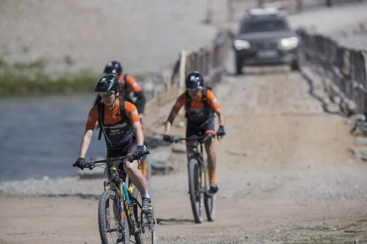 Un SEAT Ateca sigue a ciclistas en ruta off-road, reflejando su versatilidad