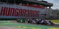 Vista de coches de F1 en acción en pista, ejemplificando la competitividad del campeonato.