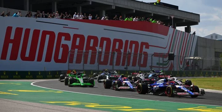 Vista de coches de F1 en acción en pista, ejemplificando la competitividad del campeonato.