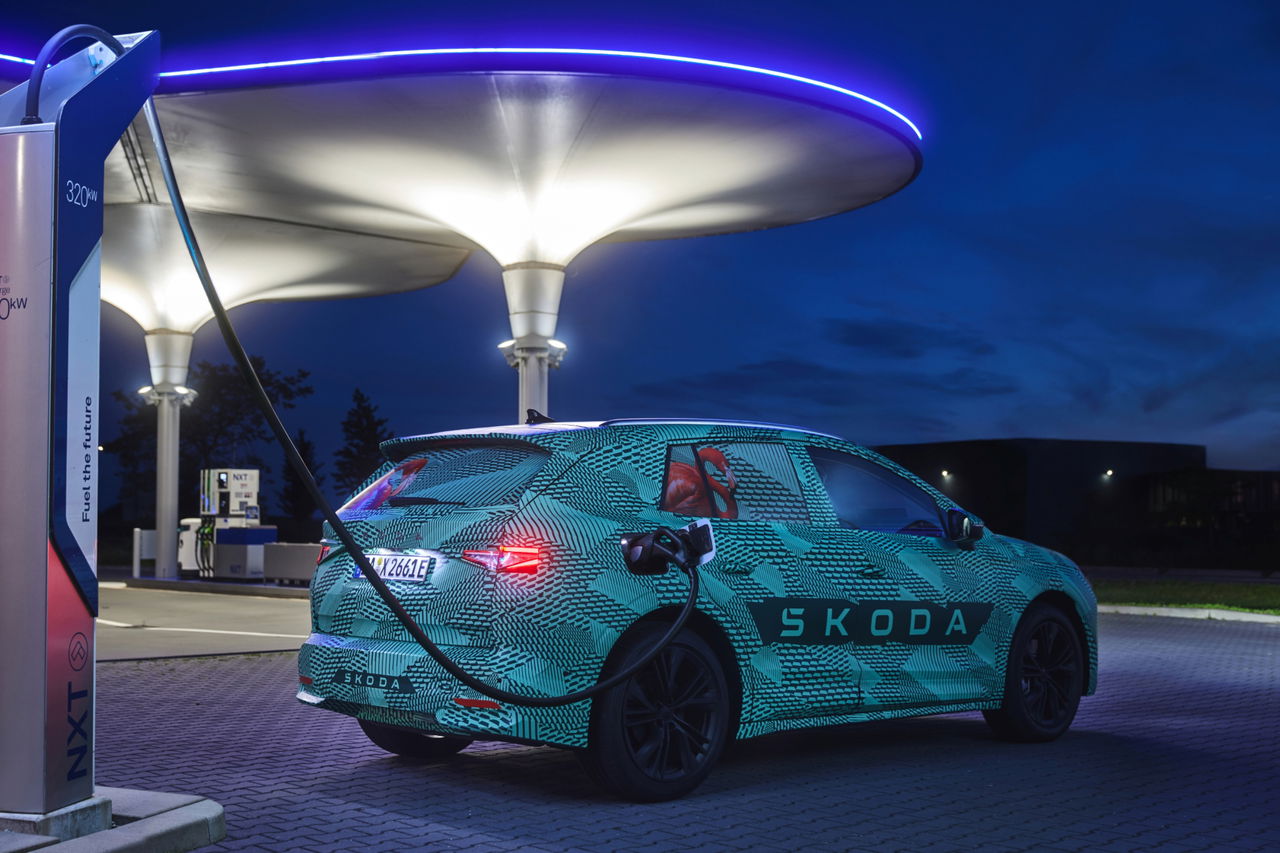 Vista trasera y lateral de un SUV eléctrico mientras carga energía.