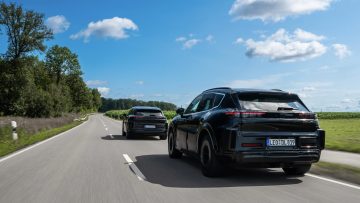 Porsche Cayenne 2024 Emblemático SUV mostrando su diseño trasero y lateral en movimiento.