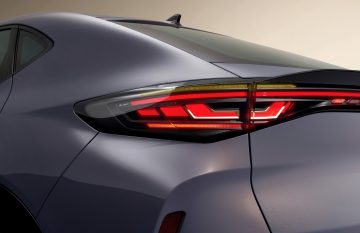 Vista trasera y lateral de nuevo SUV de Volkswagen, capturando la esencia y diseño moderno.