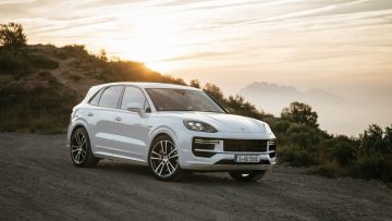 Porsche Cayenne 2024 El SUV emblemático perfilándose al atardecer, promete un futuro eléctrico sin perder su esencia V8.