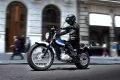 Una Suzuki VanVan 125cc luciendo su estilo retro en entorno urbano.