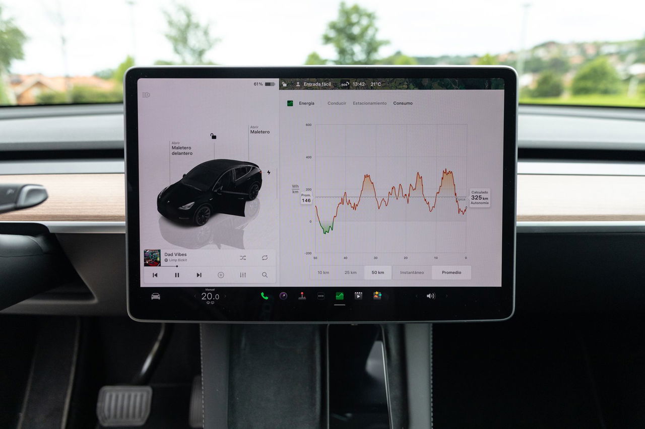 Vista de la pantalla táctil central del Tesla Model Y, muestra de la tecnología de la marca.