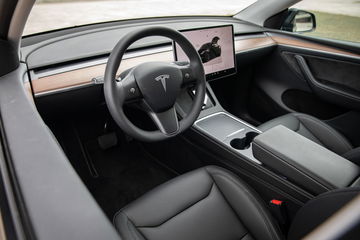 Vista lateral del habitáculo del Tesla Model Y, mostrando la calidad de los acabados.