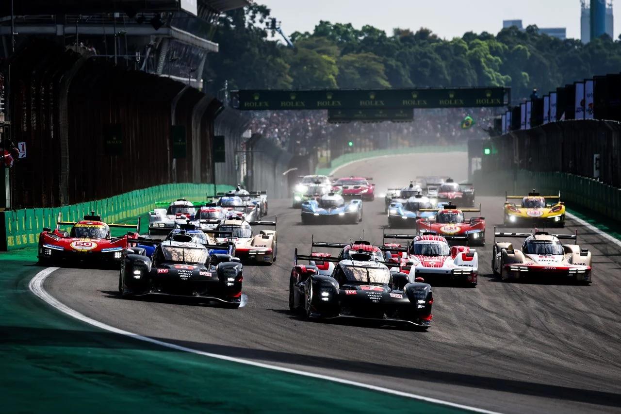 Vista dinámica de la competición en Interlagos con Toyota y Porsche destacando