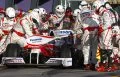 Pit stop del equipo Toyota Gazoo Racing en F1, detalle técnico y acción trepidante.