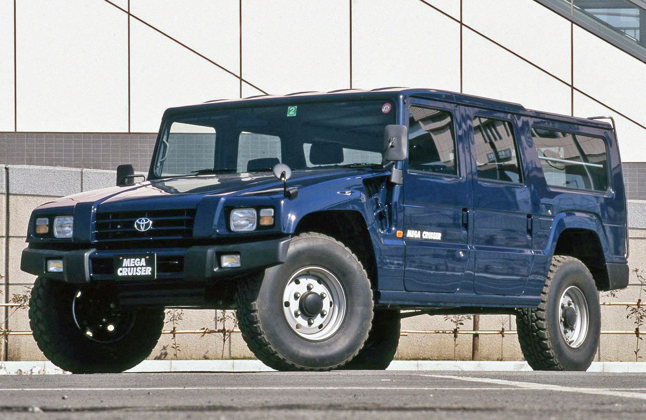 Vista lateral del robusto Toyota Mega Cruiser, hermano del todoterreno Hummer.