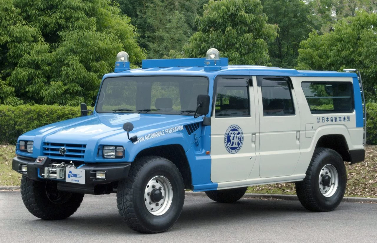 Toyota Mega Cruiser en exhibición con librea de asistencia en carretera