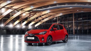 Vista dinámica del Toyota Yaris, destacando su diseño compacto y urbano.